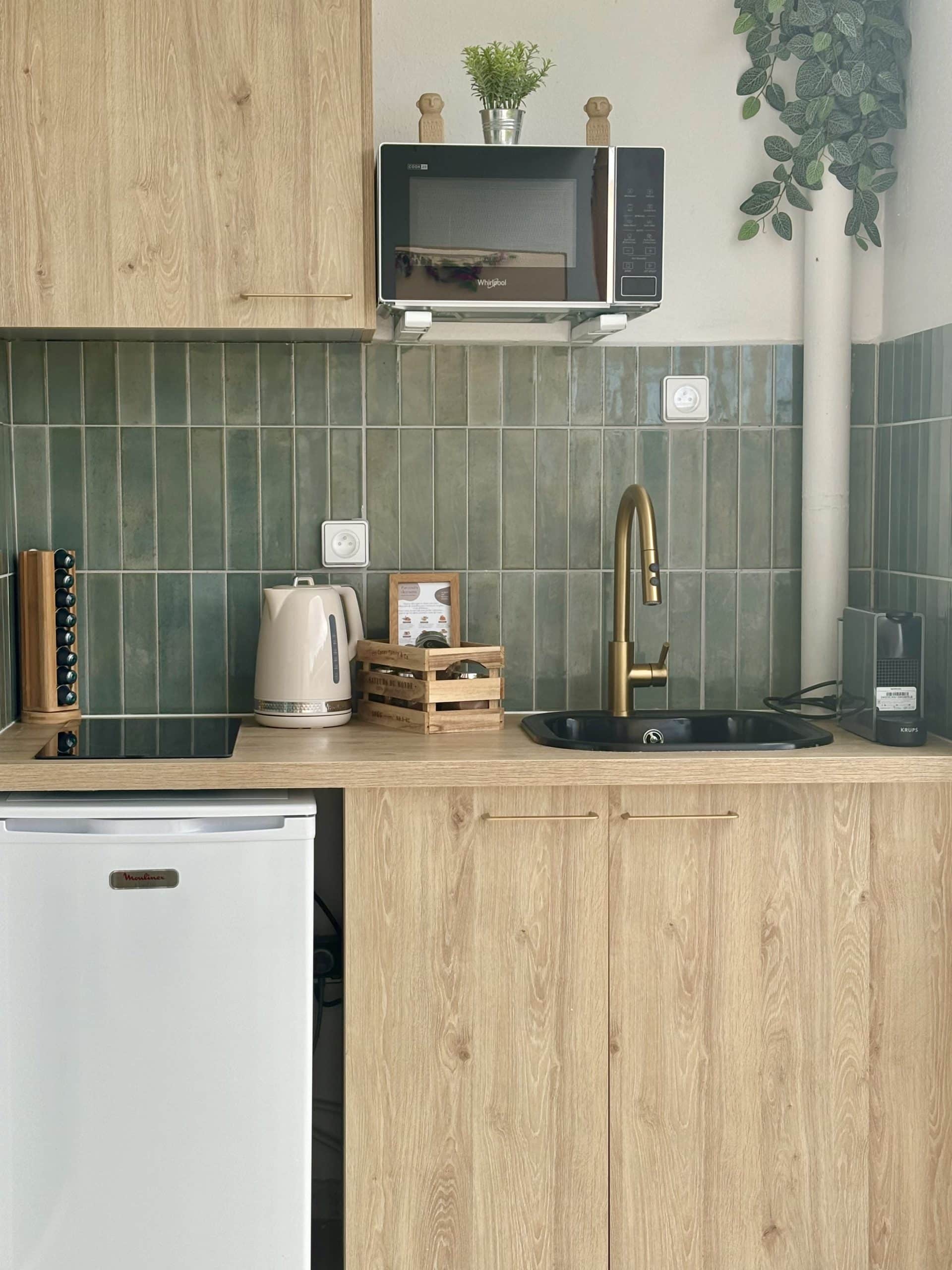 cuisine kitchenette en bois et crédence façon zellige