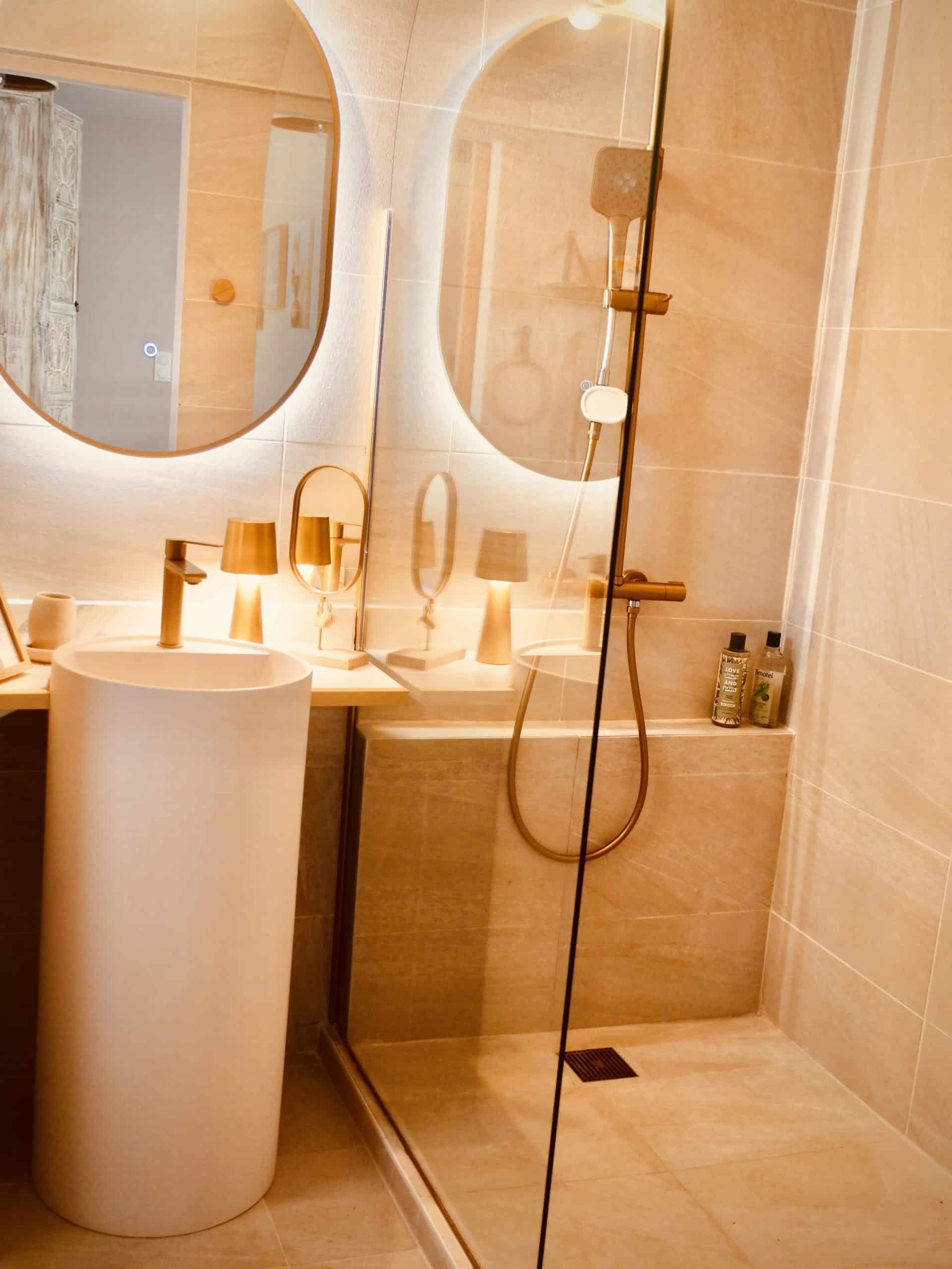 Salle de bain douche vasque sur pied lumière tamisée